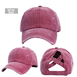 Detailansicht der weinroten Baseballkappe mit Kreuzband-Design und Used-Look für Pferdeschwänze