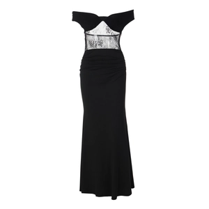 Détail de l'encolure à épaules dénudées et dentelle à la taille sur robe noire
