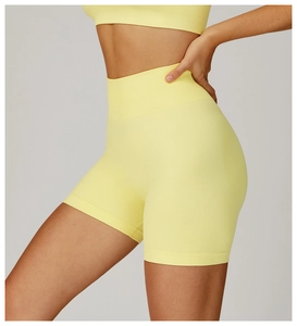 Détail du short de yoga sans couture jaune citron à taille haute et texture côtelée