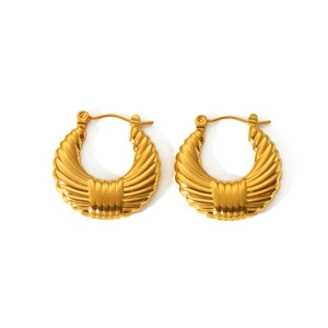 Vue macro de boucles d'oreilles en or en U avec texture ondulée et fermoir levier