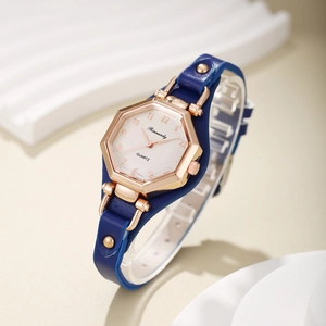 Montre quartz femme avec boîtier hexagonal or rose et bracelet bleu à clous argentés