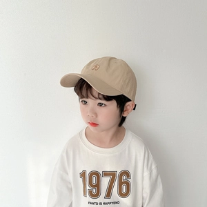 Détail d'un enfant portant une casquette de baseball kaki à séchage rapide brodée