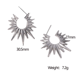 Detailansicht silberner Sonnenstrahl-Ohrringe mit Maßen 30,5mm Höhe und 7,2g Gewicht