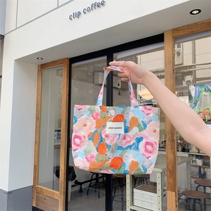 Détail du sac cabas en toile florale style peinture à l'huile avec logo LOVE SOZAKKA