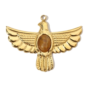 Détail du pendentif aigle doré avec une pierre œil de tigre ovale incrustée