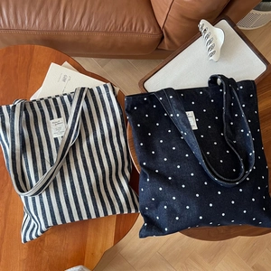 Sacs cabas en denim vintage avec rayures et pois posés sur une table en bois