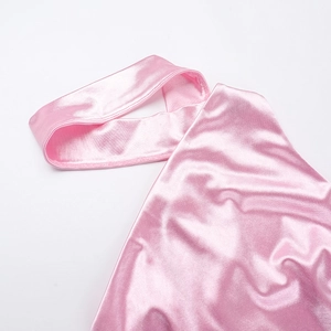 Dettaglio del tessuto in raso rosa che mostra la consistenza setosa e il design della spallina