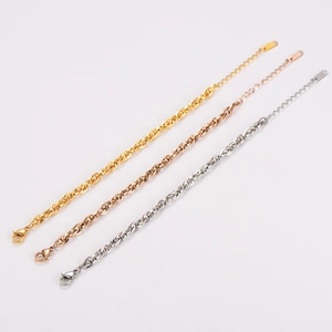 Set di tre bracciali a catena a fune geometrica in finiture oro, oro rosa e argento