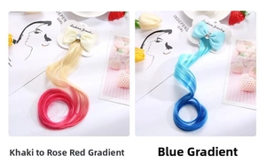 Dettaglio di fermagli per capelli con fiocco in raso ed extension a onde colorate