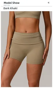 Détail du short de fitness taille haute kaki foncé en tissu élastique à séchage rapide