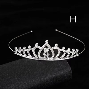 Detailansicht eines silbernen Kristallkronen-Haarbands mit Herzmustern und Strasssteinen