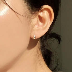 Minimalistische 925 Sterling Silber Wassertropfen Ohrstecker mit Hochglanz-Finish am Ohr
