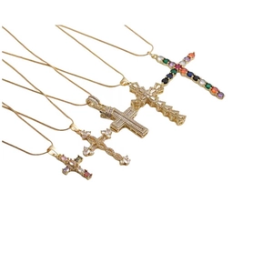 Élégants colliers croix dorés avec zircons scintillants de tailles et designs variés