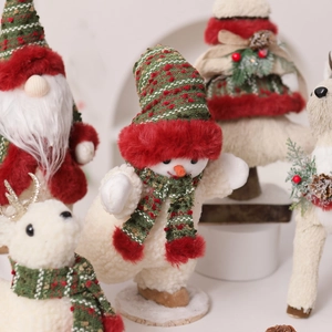 Dettaglio di pupazzo di neve e gnomo di Natale in peluche con texture morbida a maglia