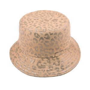 Dettaglio del cappello a secchiello leopardato con trama metallica argento e tesa larga