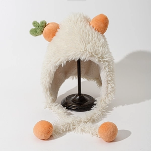 Détail du bonnet en peluche avec éléments carotte et glands à pompons oranges