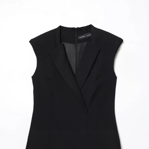 Abito blazer nero senza maniche con revers e spalline imbottite per un look raffinato