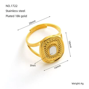 Détails d'une bague en acier plaqué or 18k avec incrustation de nacre et mesures précises