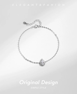 Détail d'une chaîne en argent S925 avec pendentif élégant en zircone de forme poire
