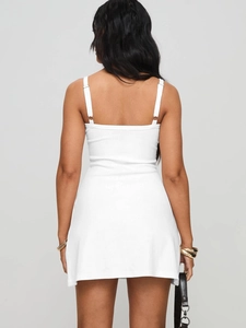 Vue arrière de la mini robe moulante blanche avec fines bretelles et maille texturée