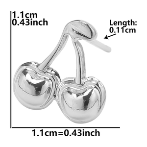 Orecchini a perno a ciliegia in argento lucido con misure precise di 1,1 cm