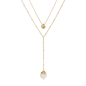 Détail du collier double doré avec pendentif pois et pierre de marbre blanc en Y