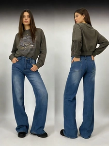 Vista frontale e laterale di jeans blu a gamba larga da donna e felpa grigia artistica