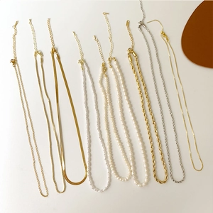 Collana a doppio strato con pendente a orso, perle d'acqua dolce e catena in titanio
