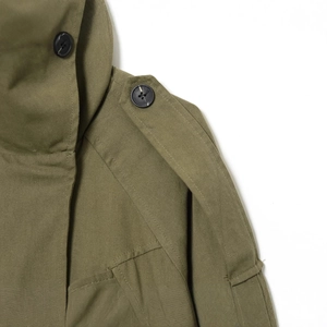 Trench-coat en coton vert armée avec détails aux épaules et texture toile de qualité