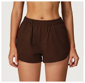 Détail du short de sport marron foncé à taille haute avec fente latérale et élastique