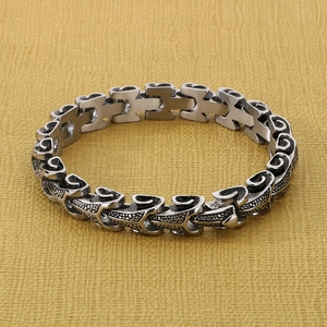 Nahaufnahme der Vintage-Drachenknochenkette aus oxidiertem Stahl für Herren