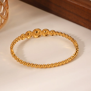 Elegantes 18k vergoldetes Edelstahl-Perlenarmband mit Zirkonsteinen in warmer Lifestyle-Kulisse