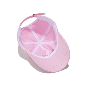 Vue détaillée de l'intérieur de la casquette rose en coton avec étiquette et bandeau
