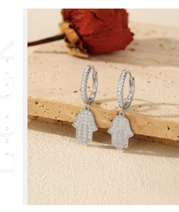 Détail de créoles Main de Fatma en argent 925 avec sertissage complet de diamants