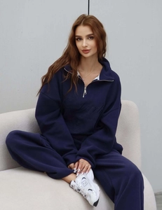 Détail de l'ensemble sweat demi-zip bleu marine avec broderie Le Jardin sur la poitrine