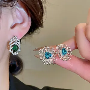 Boucles d'oreilles en argent avec feuilles et fleurs en zircons verts et bleus brillants