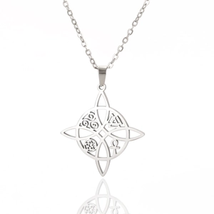 Silberne Edelstahl Celtic Witches Knot Halskette mit Anhänger auf weißem Hintergrund