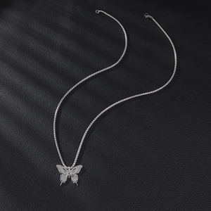 Collier minimaliste en acier inoxydable avec pendentif papillon argenté sur cuir noir