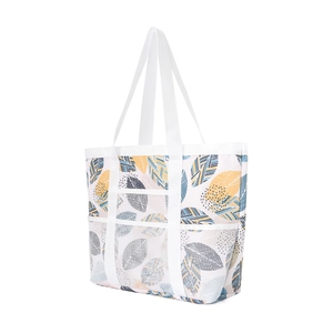 Detailansicht der großen Strandtasche mit Netztaschen und abstraktem Blattmuster