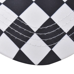 Primer plano de tela de algodón de cuadros con costuras paralelas en visera de gorra