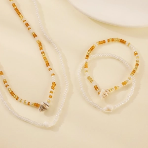 Ensemble de bijoux bohèmes avec collier en coquillages et deux bracelets en perles