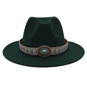 Détail d'un chapeau fedora vert avec ruban tissé ethnique et accessoire en turquoise