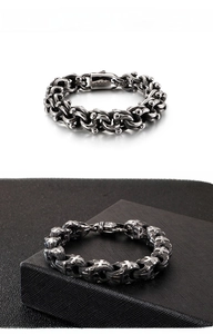 Gros plan de bracelets punk vintage avec croix et maillons de chaîne en acier