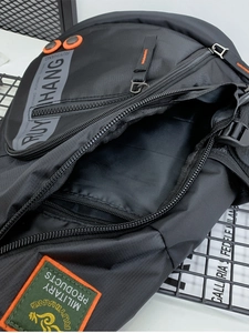 Grote waterdichte zwarte nylon crossbody tas voor outdoor sporten en reizen