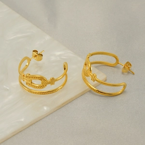 Boucles d'oreilles doubles en acier doré avec mors de cheval et texture perlée