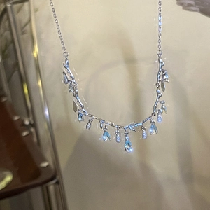 Elegante collana a forma di ramo con cristalli a goccia azzurri ed effetto scintillante