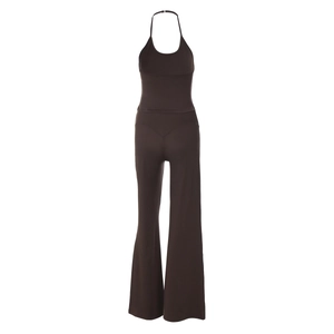 Détail de la combinaison dos nu marron foncé avec coupe ajustée et pantalon évasé