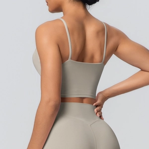 Détail du soutien-gorge de yoga dos croisé et leggings en tissu gris-brun neutre