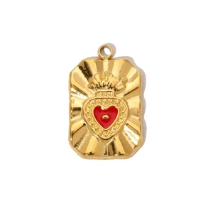 Vue macro détaillée d'un pendentif cœur plaqué or 14 carats avec émail rouge et couronne