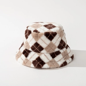 Gros plan du chapeau bob en fausse fourrure pelucheuse avec motif à losanges beige